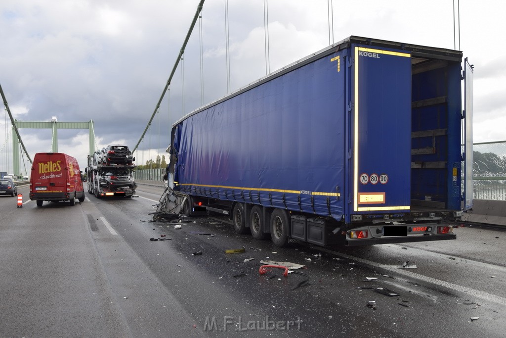 Schwerer LKW VU PKlemm A 4 Rich Olpe auf der Rodenkirchener Bruecke P182.JPG - Miklos Laubert